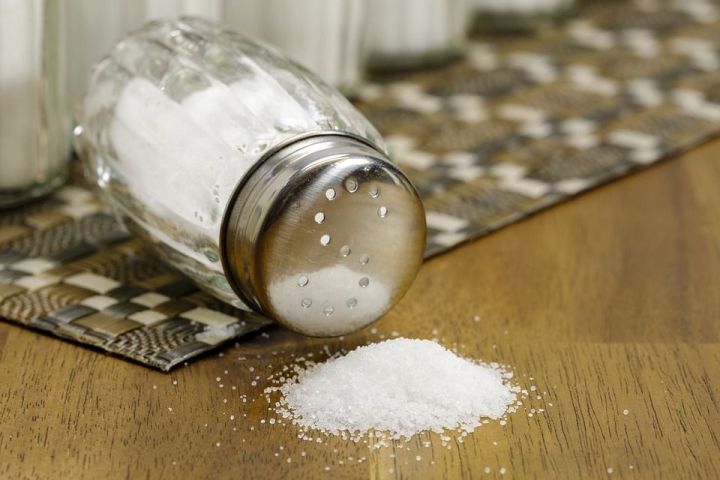 Гастроэнтеролог рассказал о неожиданной опасности соленой пищи