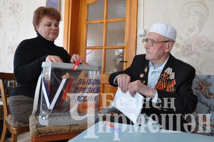 98-летний ветеран войны из Верхней Чегодайки проголосовал на выборах Президента России