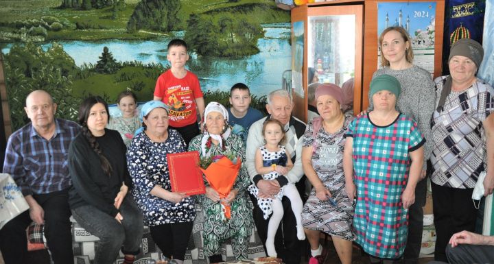Бәркәтәдә яшәүче 90 яшьлек Галия әбинең туган көне сайлауларга туры килде