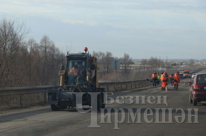 Черемшанские дорожники начали сезон с ямочного ремонта