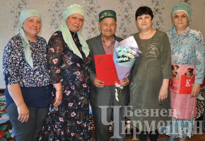 Тукай бистәсеннән Минәхмәт Амалетдинов бүләк мотоциклда 80 яшендә дә җилдергән
