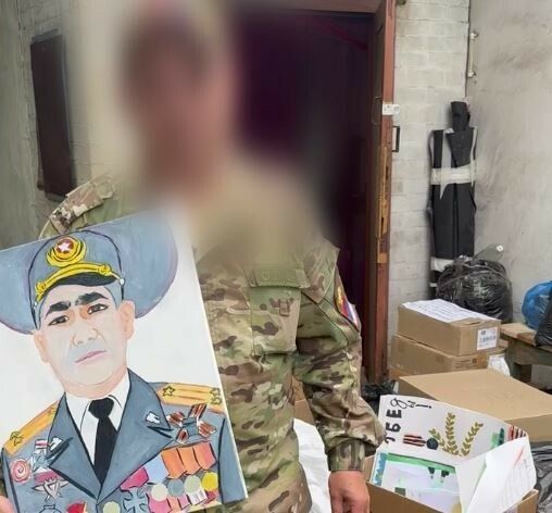 Ушедший на СВО по контракту глава поселения из РТ получил портрет от школьников