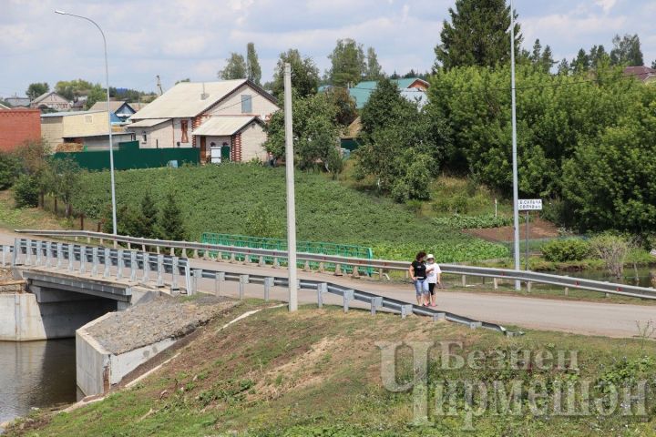 Рафаэль Шакиров биш лашманлыга “Безнең Чирмешән” газетасына подписка бүләк итте