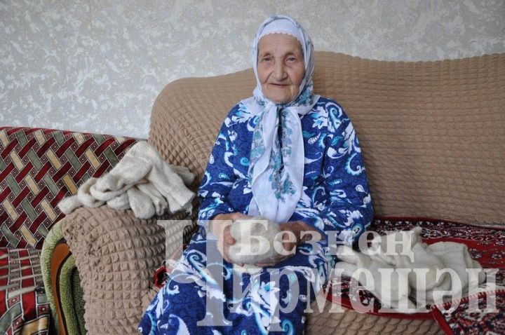 87-летняя Роза Нугманова из Туйметкина вяжет для военных носки