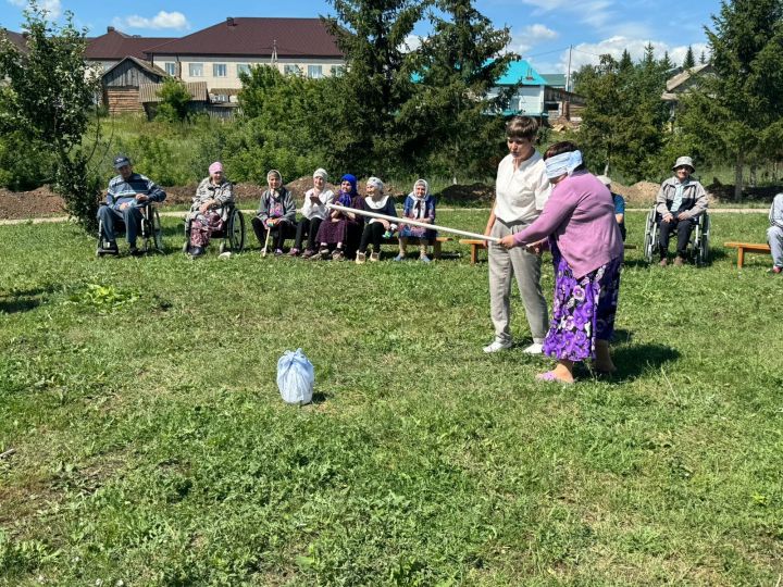 Черемшанские бабушки и дедушки носили воду коромыслом