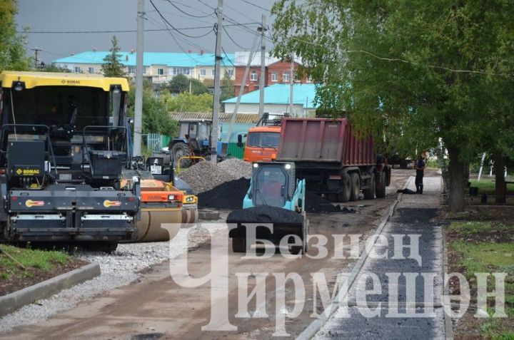 Чирмешәндә Техническая урамындагы йортның ишегалдын асфальтлыйлар