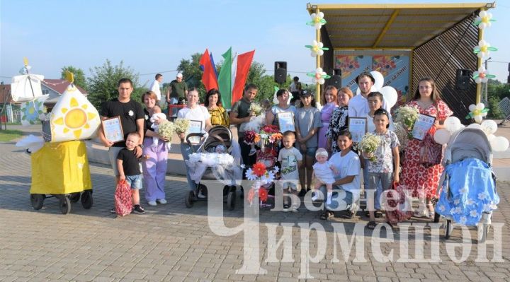 У маленькой Зулейхи из Лашманки коляска украшена ромашками