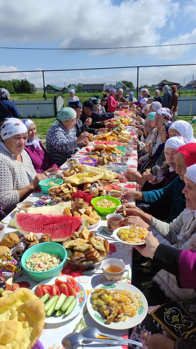 Жители поселка Якты Тау испекли три балиша на встречу односельчан