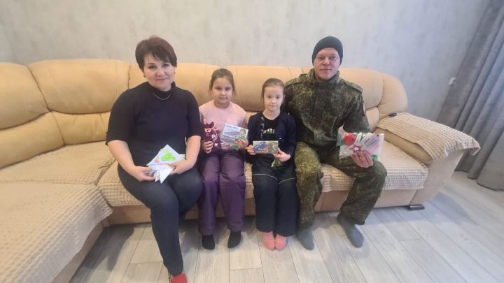 Чирмешән лицее укучылары СВОдан ялга кайткан хәрби белән очраштылар