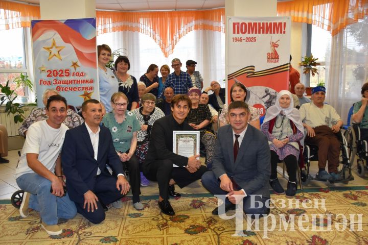 Ришат Төхвәтуллин Чирмешәндәге өлкәннәр йорт-интернатында җырлады