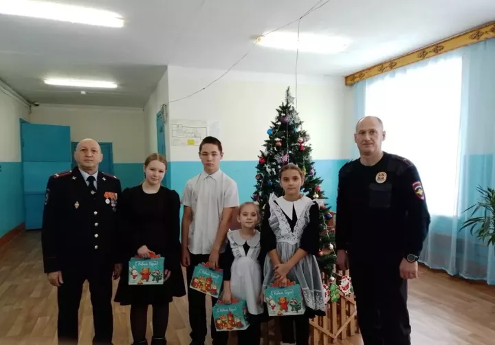 Ветераны полиции Черемшанского района порадовали подарками 57 детей