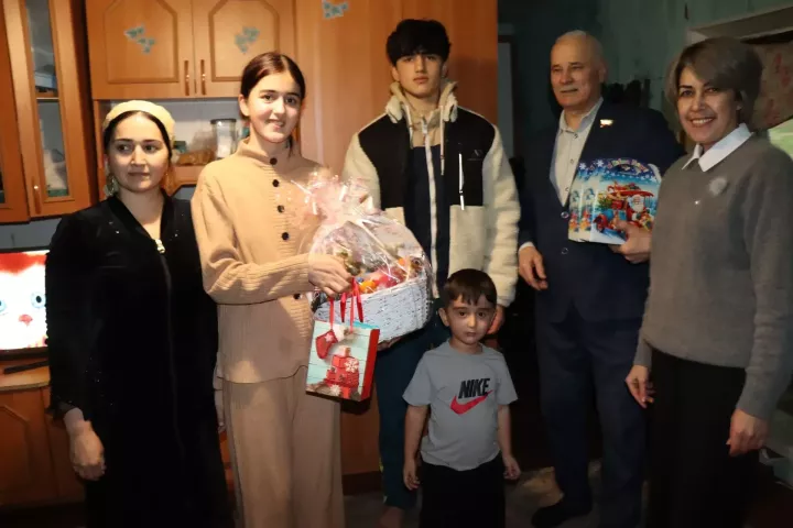 Чирмешән районы башлыгы урынбасары «Теләкләр чыршысы» акциясендә катнашты