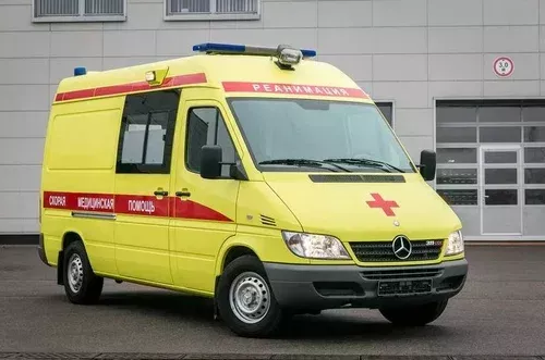 Бәләкәй кыз электр иттарткычына кулын тыккан