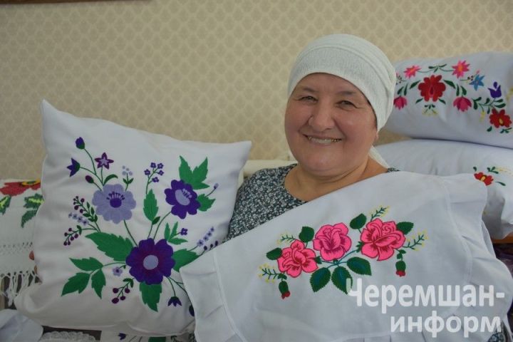 Вышитые полотенца Сании Гайнуллиной из Нижней Каменки оценил и Василь Шайхразиев