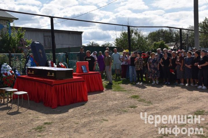 Лагеркалылар Түбән Камада БПЛА һөҗүме корбаны булган авылдашлары белән хушлаштылар
