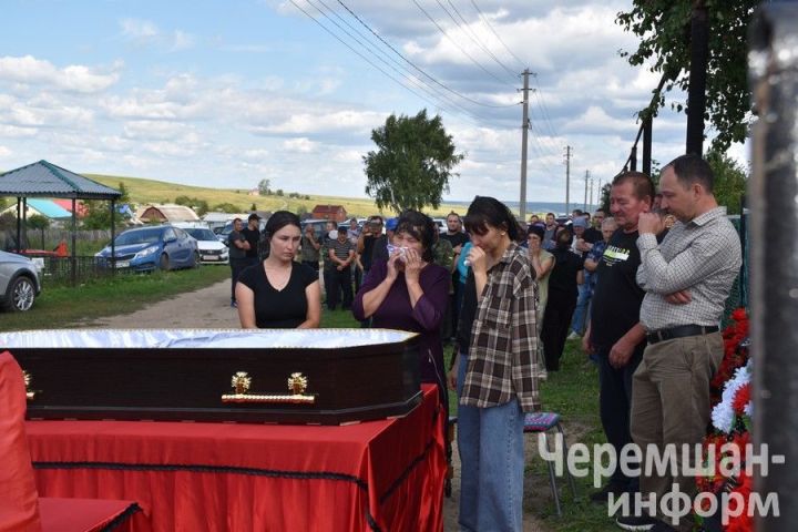 Лагеркалылар Түбән Камада БПЛА һөҗүме корбаны булган авылдашлары белән хушлаштылар