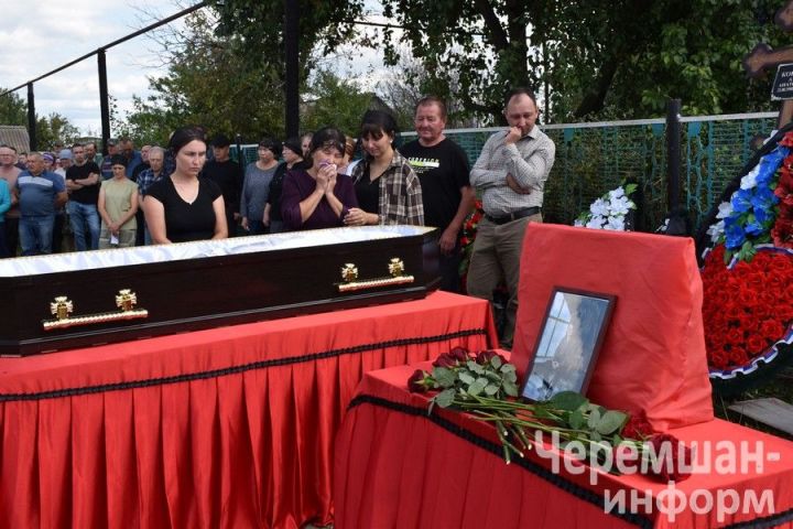 Лагеркалылар Түбән Камада БПЛА һөҗүме корбаны булган авылдашлары белән хушлаштылар