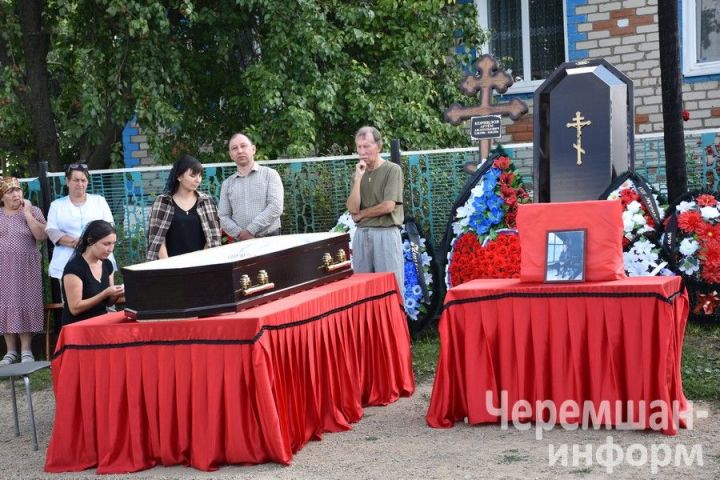 Лагеркалылар Түбән Камада БПЛА һөҗүме корбаны булган авылдашлары белән хушлаштылар