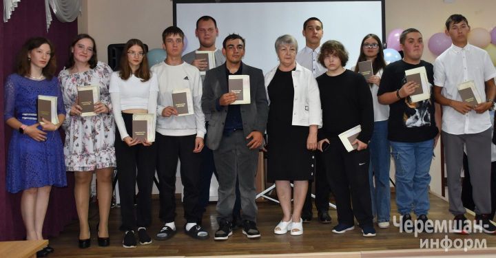 Чирмешән студентлары Камчаткада балык заводында эшләгән